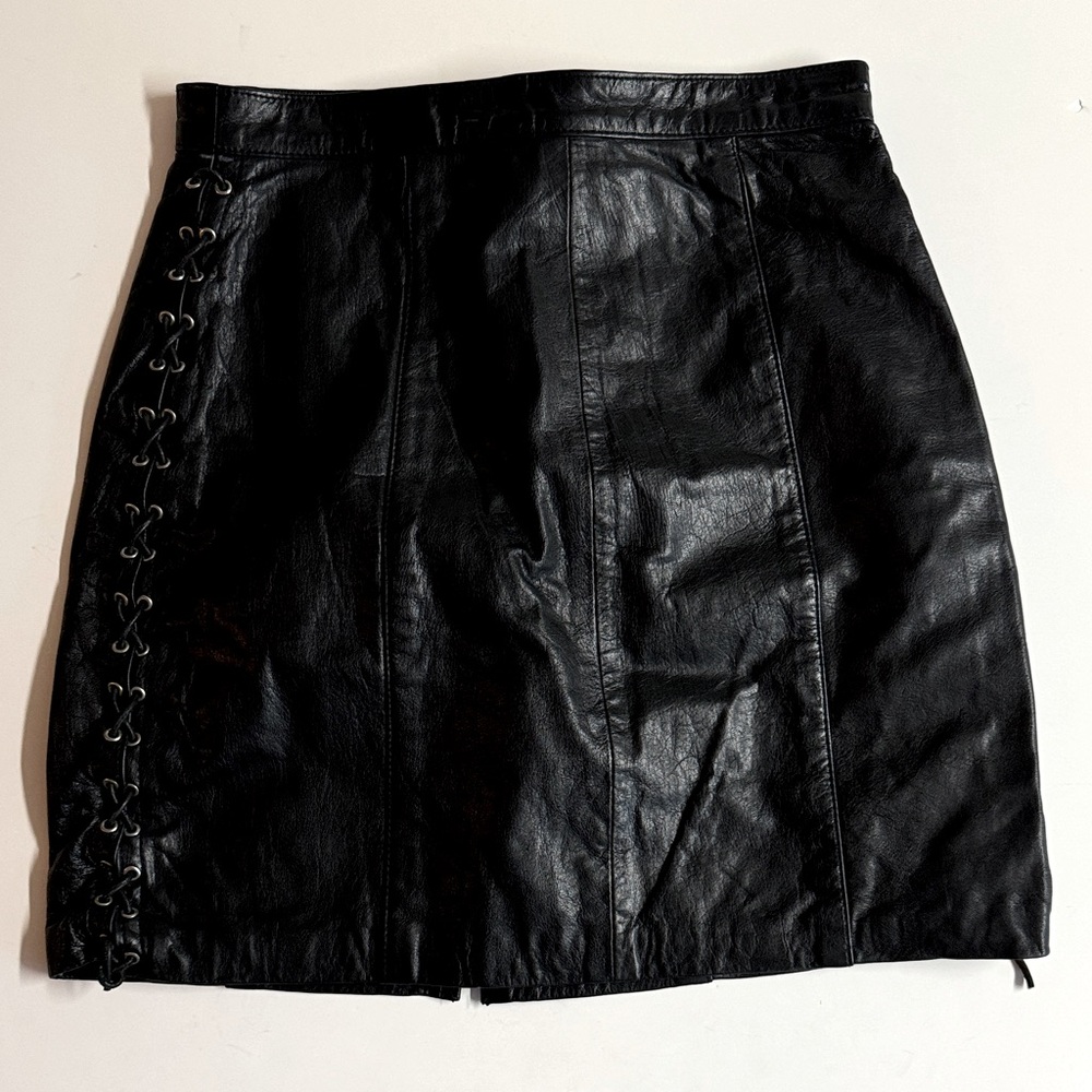 Vtg Leather Black mini skirt with braided leather details.Viscose lining.Size 10